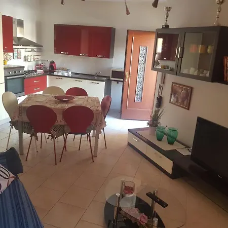 Alma House Apartment *